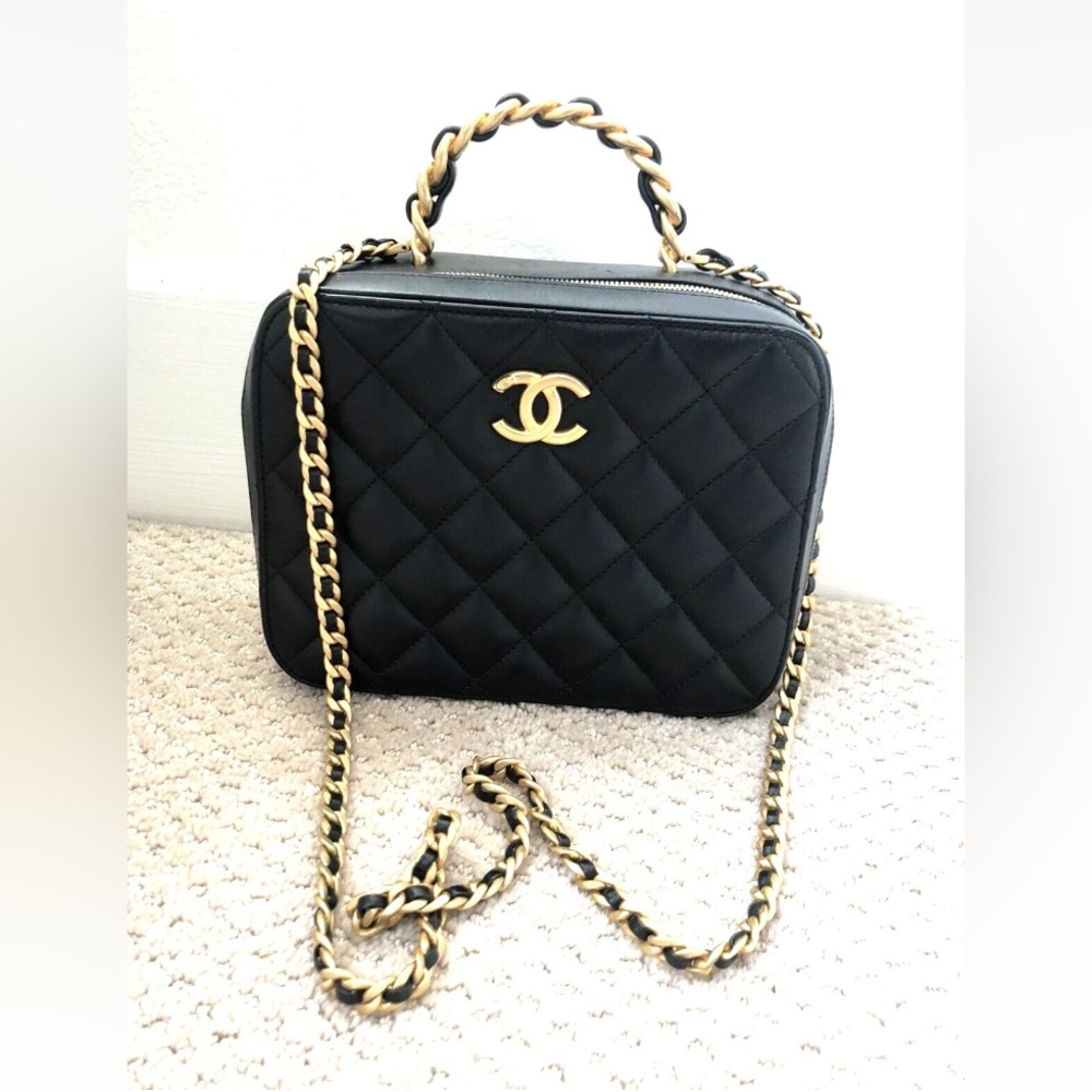CHANEL Vanity Chain Shoulder Bag in Black Quilted Leather Gold Hardware
